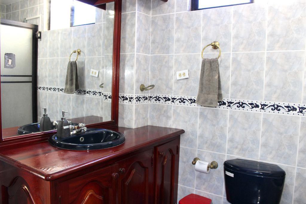 Hotel Planet House Puerto Ayora  Zimmer foto